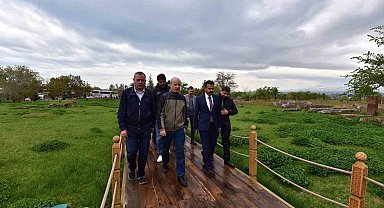 YÖK Başkanı Özvar Bitlis'te tarihi mekanları gezdi