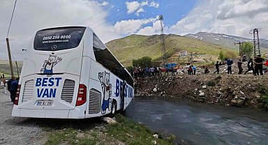 Yolcu otobüsü dereye yuvarlandı: 5 yaralı