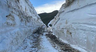 Yüksekova'da 5 metreyi bulan kar