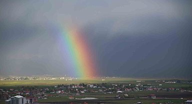 Yüksekova'da gökkuşağı görenleri hayran bıraktı