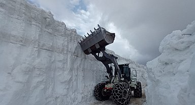 Yüksekova'da mayıs ayında 6 metrelik kar tünelleri şaşırtıyor