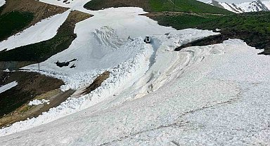 Yüksekova'da mayıs ayında karla mücadele çalışması devam ediyor