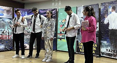 Yüksekova'da "Geleceğin Teknoloji Yıldızları Yetişiyor" programı tiyatroyla tanıtıldı
