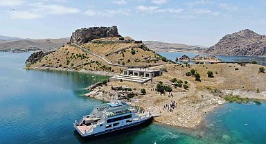 100 kadın, tarihi Pertek Kalesi'ni gezdi