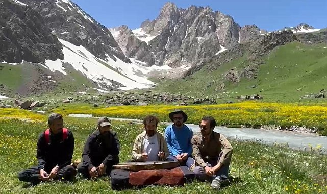 20 bin yıllık buzullarda çevre kirliliğine dikkat çekmek için santur çaldı