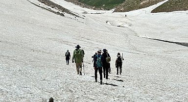 20 bin yıllık buzullarda saatlerce yürüdüler