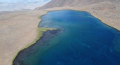 3 bin rakımda bulunan gölün soğuk suyunda serinlediler