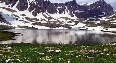 3000 rakımlı muhteşem manzarasıyla Munzur Dağı'nda yaz ve kış birarada yaşanıyor