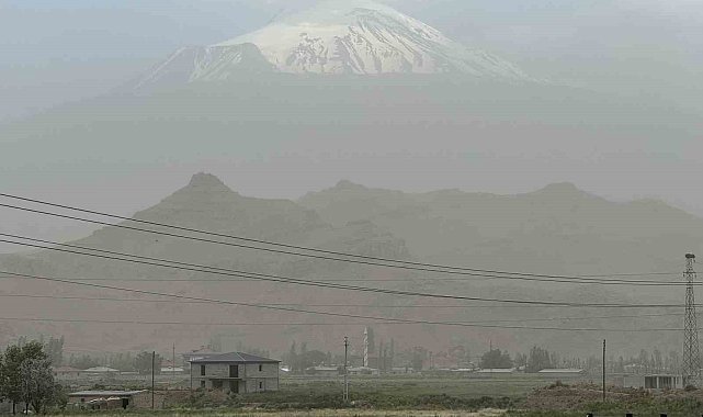 Ağrı Dağı eteklerinde fırtına sonrası toz bulutu oluştu