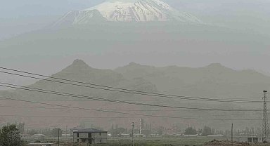 Ağrı Dağı eteklerinde fırtına sonrası toz bulutu oluştu