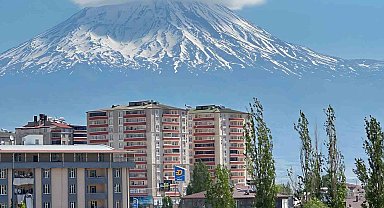 Ağrı Dağı zirvesini mercek bulutu süsledi