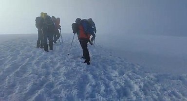 Ağrı Dağı'nda dağcılar kar ve fırtınaya rağmen zirveye ulaştı