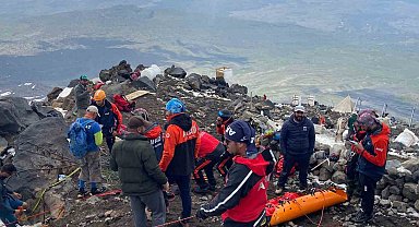 Ağrı Dağı'nda hayatını kaybeden İranlı dağcının cenazesi dağdan indirildi