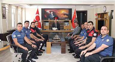 Ağrı İl Emniyet Müdürü İpar başarılı polisleri tebrik edip hediye takdim etti