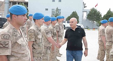 Ağrı Valisi Koç, Doğubayazıt'ta askerlerin Kurban Bayramı'nı kutladı