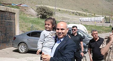 Ağrı Valisi Koç köyleri ziyaret ediyor, talepleri dinliyor, sorunları çözüyor