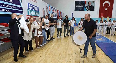 Ağrı'da GSB Spor Okulları halaylar eşliğinde açıldı