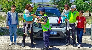 Ağrı'da jandarmadan bayram trafiğinde çocuklara çikolatalı sürpriz