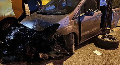 Ağrı'da kaldırıma çarpan araç hurdaya döndü