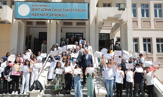 Ağrı'da öğrenciler karnelerini Vali Koç'tan aldı