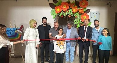 Ağrı'da öğrencilerin yıl sonu sanat eserleri sergilendi