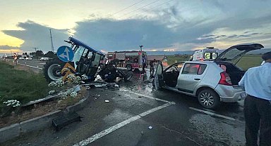 Ağrı'da traktör otomobille çarpıştı: 4 yaralı