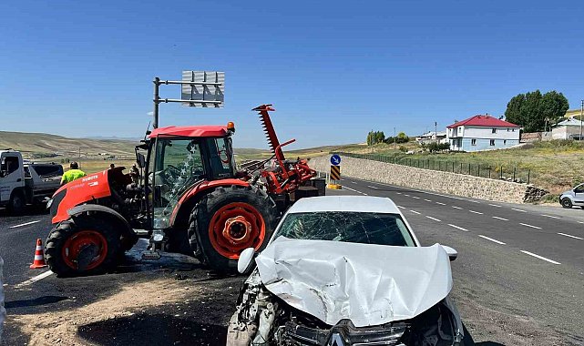 Ağrı'da yola atlayan traktör kazaya neden oldu