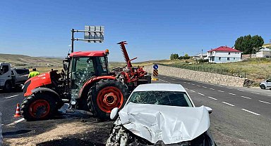 Ağrı'da yola atlayan traktör kazaya neden oldu