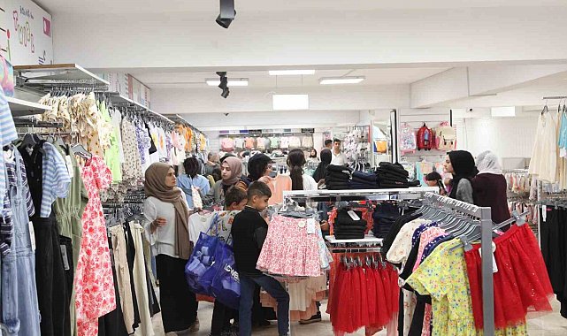 Ahlat'ta 220 yetim ve öksüz çocuk giydirildi