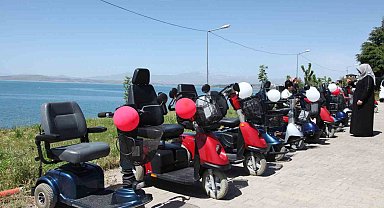 Ahlat'ta bayram öncesi 15 engelliye akülü araç hediye edildi