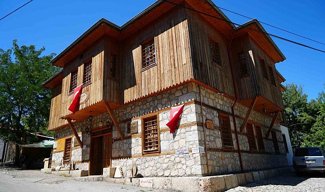 Ahmet Kutsi Tecer Kültür Evi genç, yaşlı, yerli ve yabancı birçok ziyaretçiyi ağırlıyor