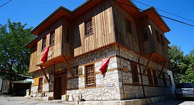 Ahmet Kutsi Tecer Kültür Evi genç, yaşlı, yerli ve yabancı birçok ziyaretçiyi ağırlıyor