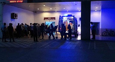 Annesini ve kardeşini bıçakla yaraladı