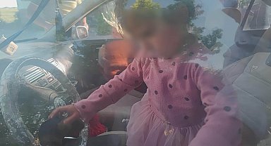 Arabada mahsur kalan çocuk dakikalar süren uğraşın sonunda kurtarıldı