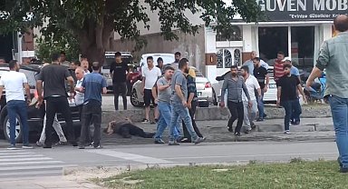 Araçtan indirdikleri şahsı öldüresiye dövdüler