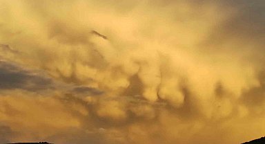 Ardahan'da gökyüzü kızıla büründü