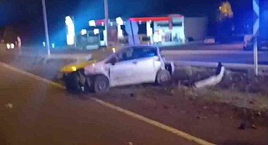 Ardahan'da önündeki araca çarpan otomobil böyle takla attı: 2 yaralı