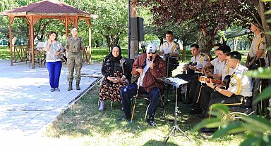 Askeri bando takımı, huzurevi sakinleri için çaldı