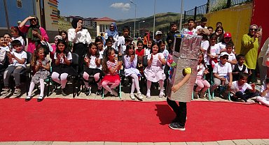 Atık malzeme defilesi ve müzik şöleni büyük beğeni topladı
