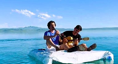 Atık malzemelerden yaptıkları salla Van Gölü'nün ortasında konser verdiler