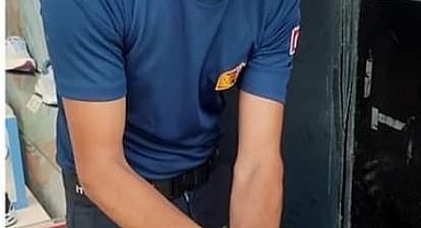 Atık su borusuna sıkışan kedi kurtarıldı