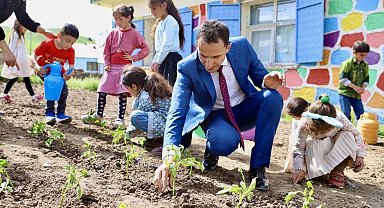 Atıl alanı organik tarım alanına çeviren fedakar öğretmen, ürünlerin geliriyle öğrencilerin eğitim ihtiyaçlarını karşılıyor