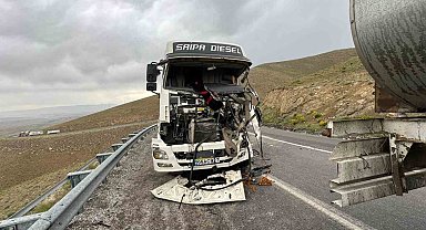 Başkale'de 2 tır kafa kafaya çarpıştı: 2 yaralı