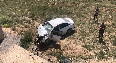 Başkale'de araç köprüden uçtu: 1 yaralı