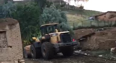 Başkale'de yollar dereye döndü