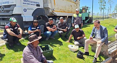Başkan Uçar, ikindi çayını belediye işçileriyle içti