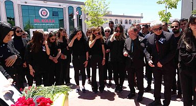 Beton mikserinin çarptığı öğretmen için karanfil bırakıldı