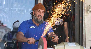 Bıçak bileyicilerin Kurban Bayramı mesaisi sürüyor