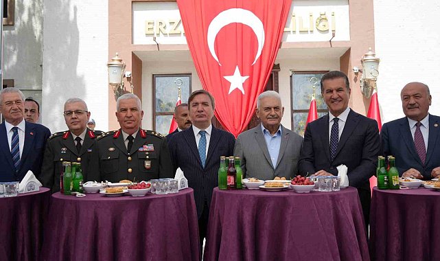 Binali Yıldırım memleketi Erzincan'da bayramlaşma programına katıldı