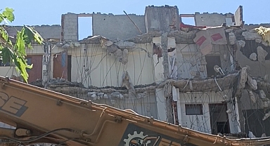 Bingöl'de Merkezde Bir Bina Daha Yıkılıyor